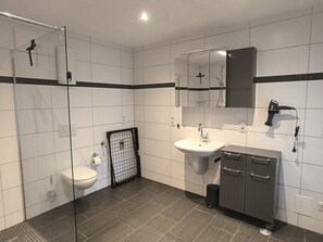 Bathroom - Vrbo Property (Neumagen-Dhron)