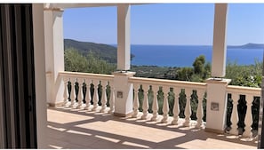 Property grounds - Villa Mandola, exclusive dream villa with pool and sea views in Finikounda (Grizokampos)