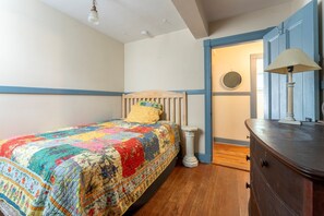 3 bedrooms, WiFi, bed sheets - Spacious Harbor Retreat | Easy Access to Downtown (Mount Desert)