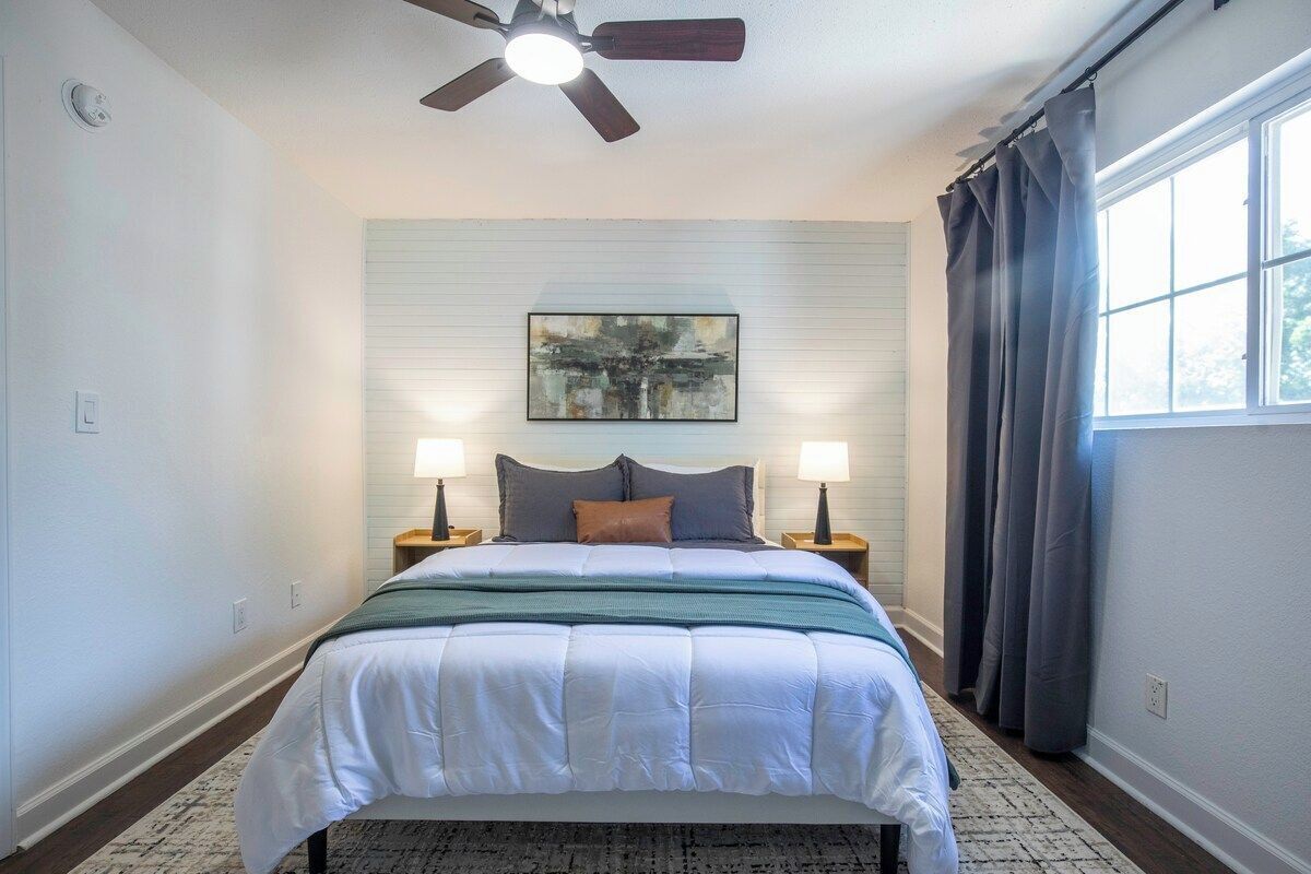 Iron/ironing board, WiFi (free), bed sheets