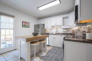 Coffee/tea maker, fridge, microwave, oven - The Hemingway, Walk to Campus by Velvet Ditch Villas (Oxford)