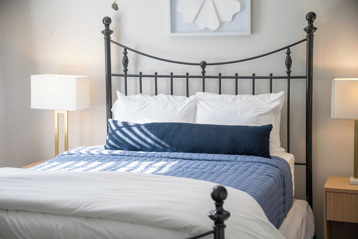 2 slaapkamers, een strijkplank/strijkijzer, gratis wifi, beddengoed