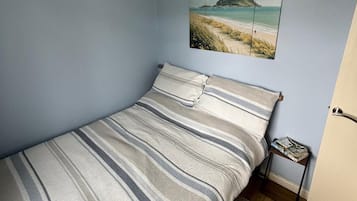 2 kamar tidur, setrika/meja setrika, dan seprai linen