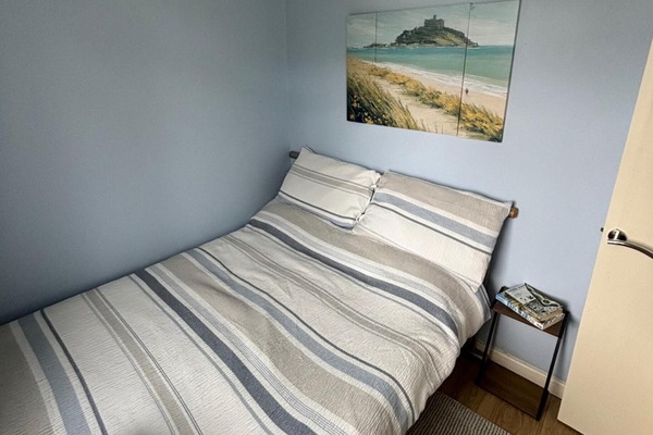 2 bedrooms, iron/ironing board, bed sheets