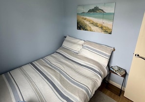 2 bedrooms, iron/ironing board, bed sheets