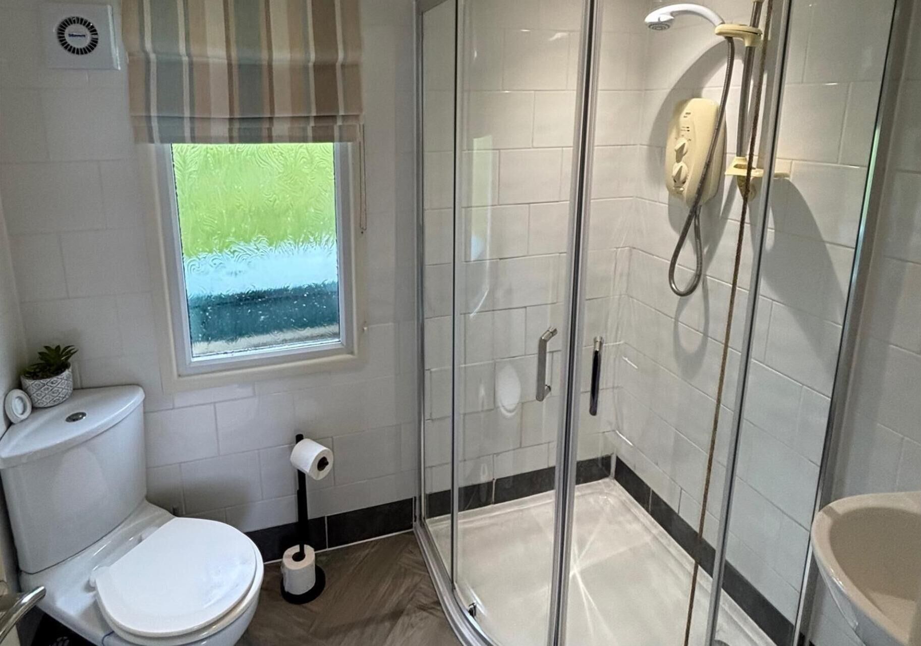 Shower, pengering rambut,  dan handuk