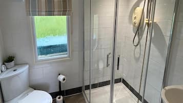 Shower, pengering rambut, dan handuk