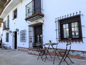 Outdoor dining - Vrbo Property (Setenil de las Bodegas)