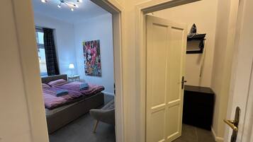 2 slaapkamers, een strijkplank/strijkijzer, reisbedje, gratis wifi