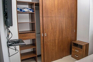 3 slaapkamers, een strijkplank/strijkijzer, gratis wifi, beddengoed