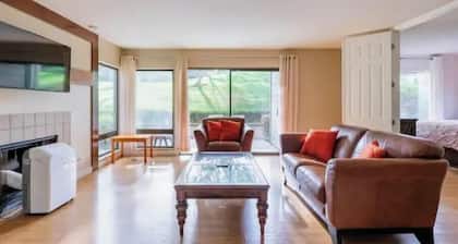 Delightful 3-bedroom condo in Irvine perfectly located on a golf course