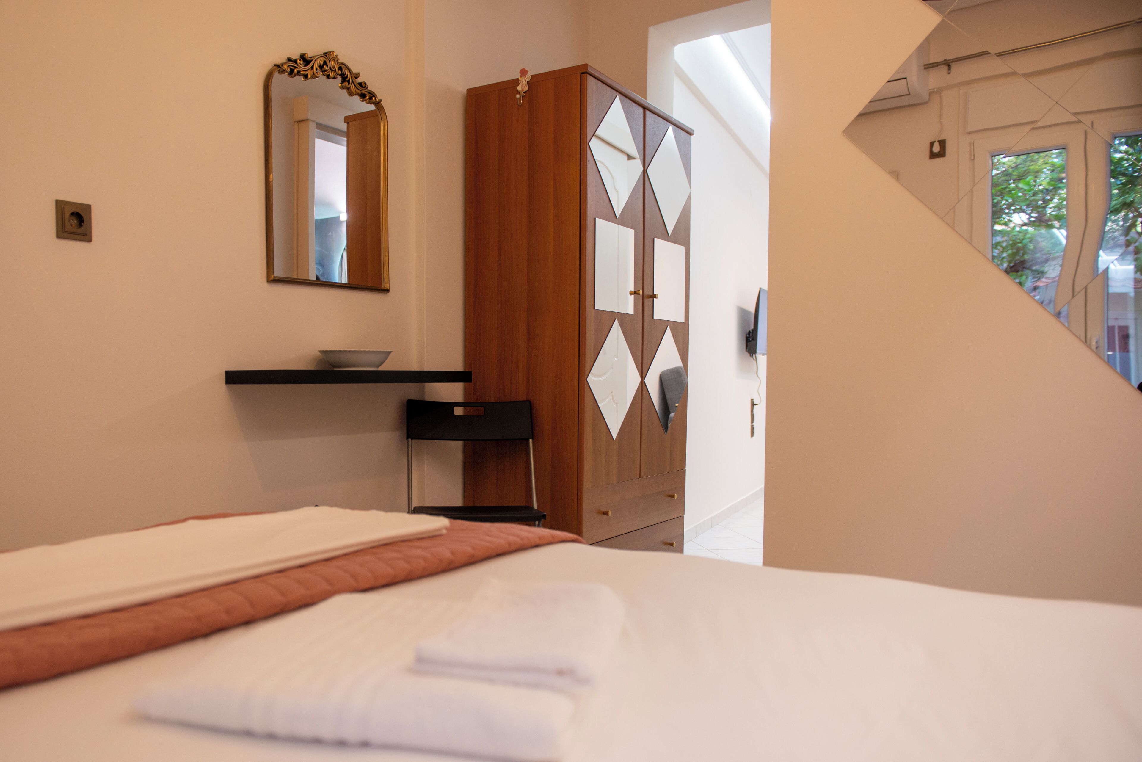 1 dormitorio, tabla de planchar con plancha, wifi y ropa de cama