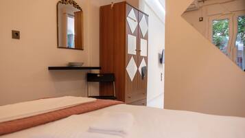 1 dormitorio, tabla de planchar con plancha, wifi y ropa de cama