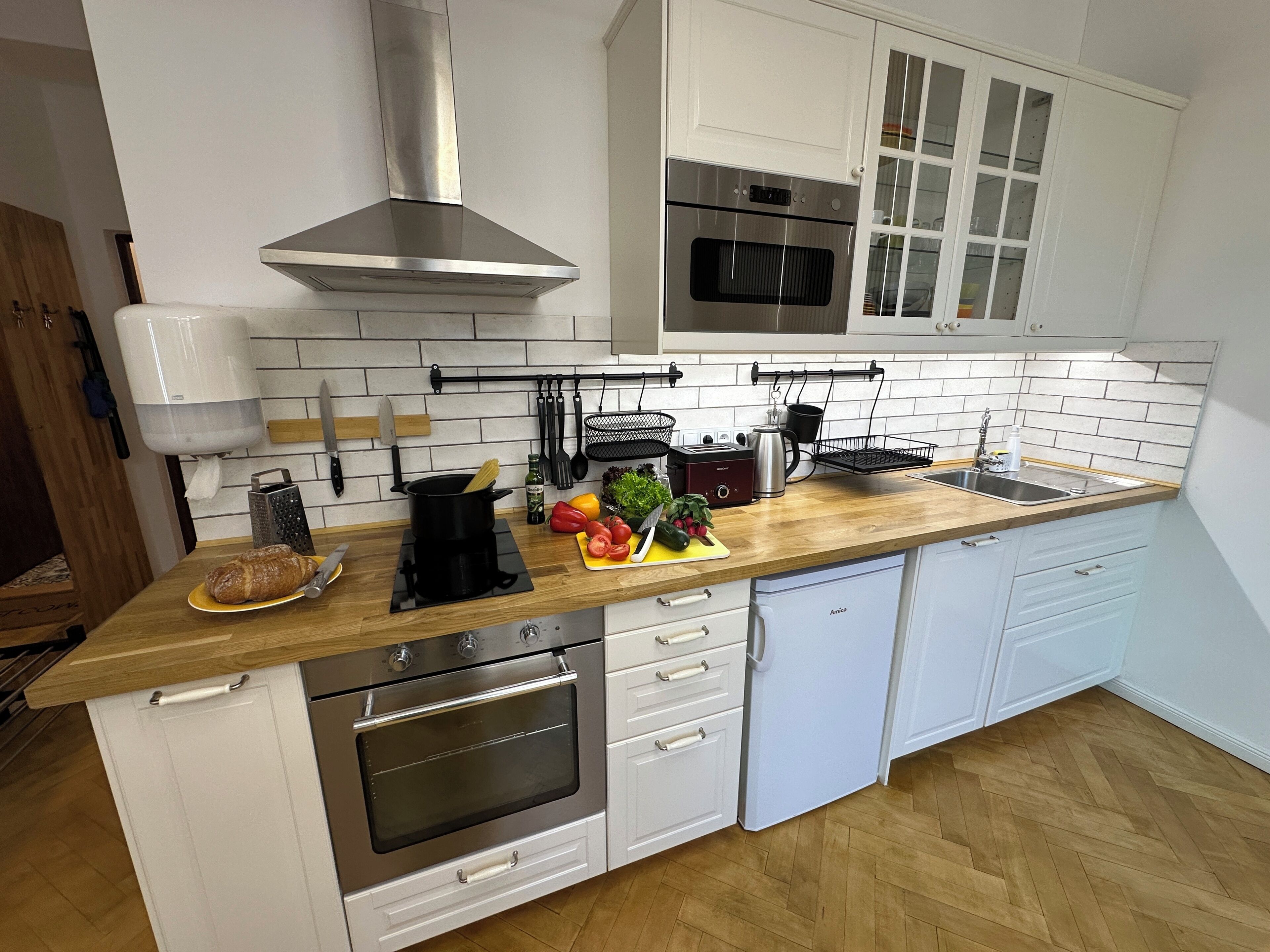 Coffee/tea maker, fridge, microwave, oven