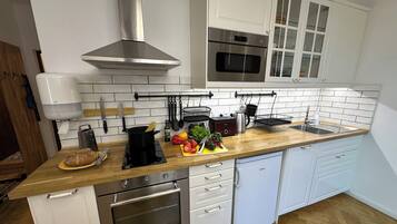 Coffee/tea maker, fridge, microwave, oven