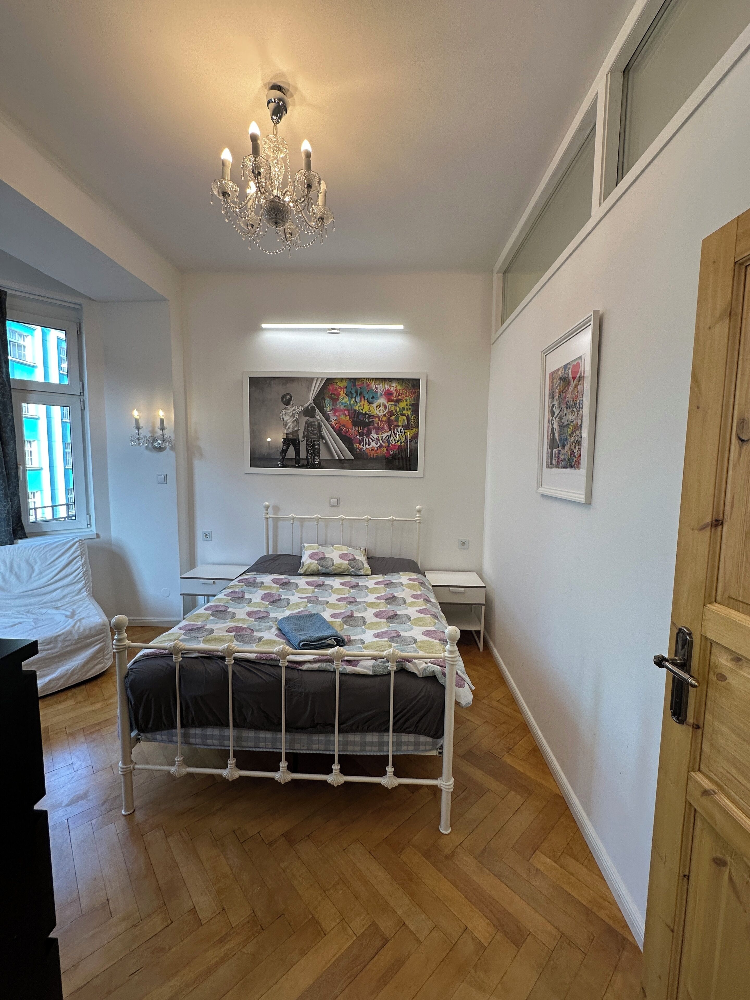 2 habitaciones, tabla de planchar con plancha y cuna de viaje 