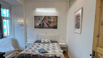 2 habitaciones, tabla de planchar con plancha y cuna de viaje