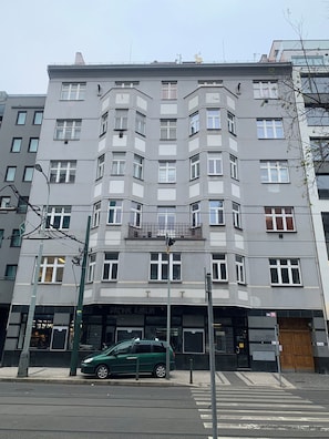 Exterior - Bright Karlín 2BR  III  Metro 1 Min  III  Elevator (Hlavní město Praha)