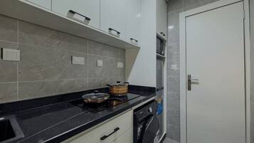 Refrigerador, microondas, horno y parrilla de estufa