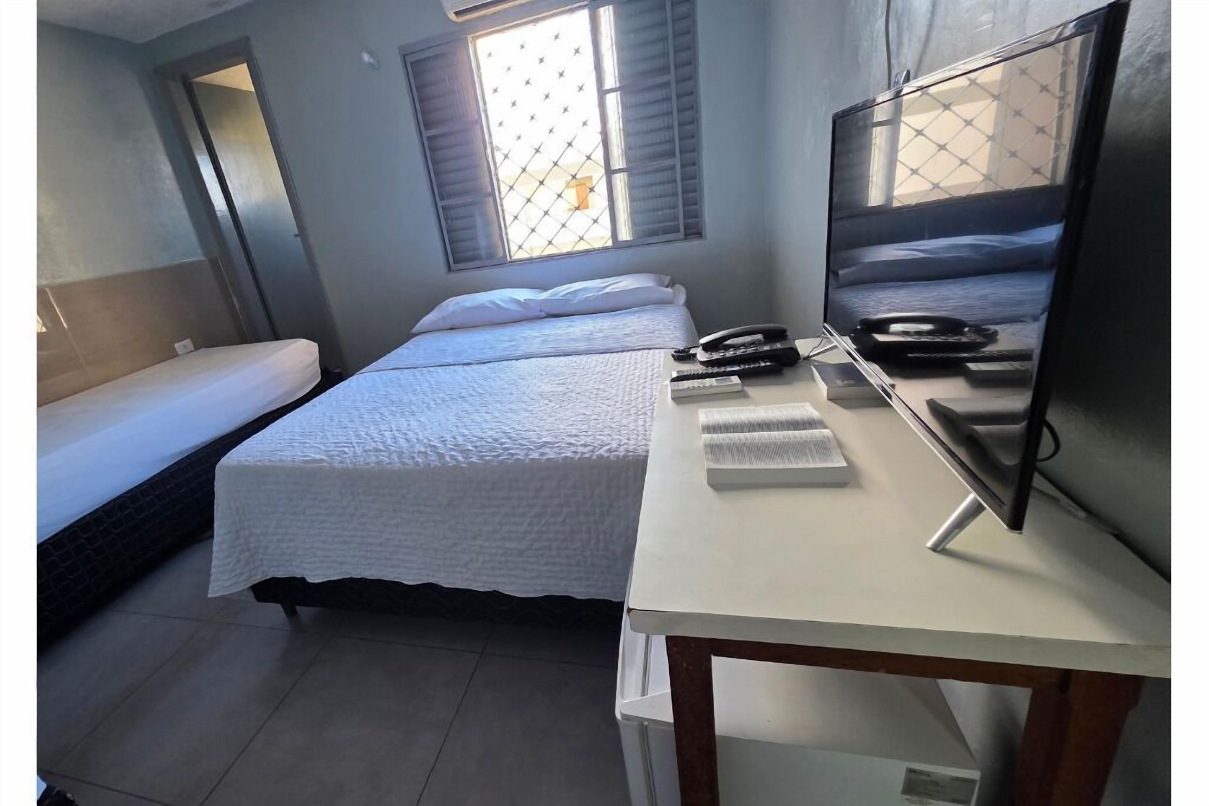 19 quartos, ferros/tábuas de passar roupa, Wi-Fi, roupa de cama