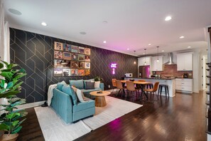 Living area - 4BD/4BA All en suite, 2 Kings, Pet friendly (Nashville)