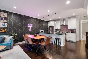 Dining - 4BD/4BA All en suite, 2 Kings, Pet friendly (Nashville)