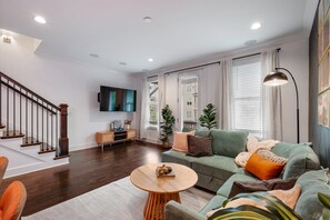 Living area - 4BD/4BA All en suite, 2 Kings, Pet friendly (Nashville)