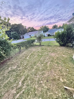 A residential area with houses, a lawn, and a fence. - 2-bedroom house in pleasant Rolla with cool AC for relaxing stays (Rolla)