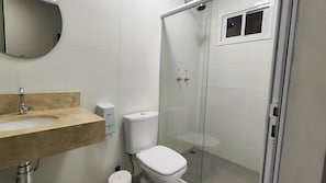 Standard-Zweibettzimmer, Klimaanlage, Stadtblick | Badezimmer | Dusche, Handtücher, Seife, Shampoo