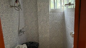 A small bathroom with a toilet, bidet, and a window. - Luxury and Classy with City View (Yaoundé)