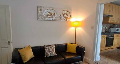 Kettering Home Away from Home | 4-Bed, Near Town & Hospital sleeps 4-7