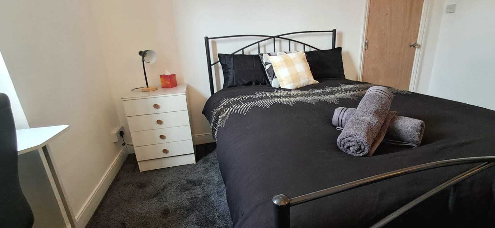 4 bedrooms, iron/ironing board, WiFi, bed sheets