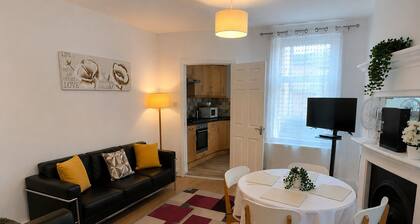 Kettering Home Away from Home | 4-Bed, Near Town & Hospital sleeps 4-7