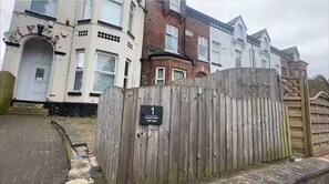 Unclassified image, 3 of 8, button - Modern Studio Mins from City Centre + Parking (Salford)
