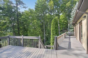 A wooden deck with a railing, surrounded by trees. - Leatherwood MNT | Pinnacle Pt w/ 4-Stall Barn (Ferguson)