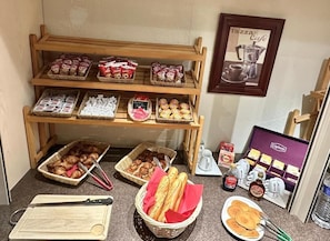 Tägliches Frühstücksbuffet gegen Gebühr