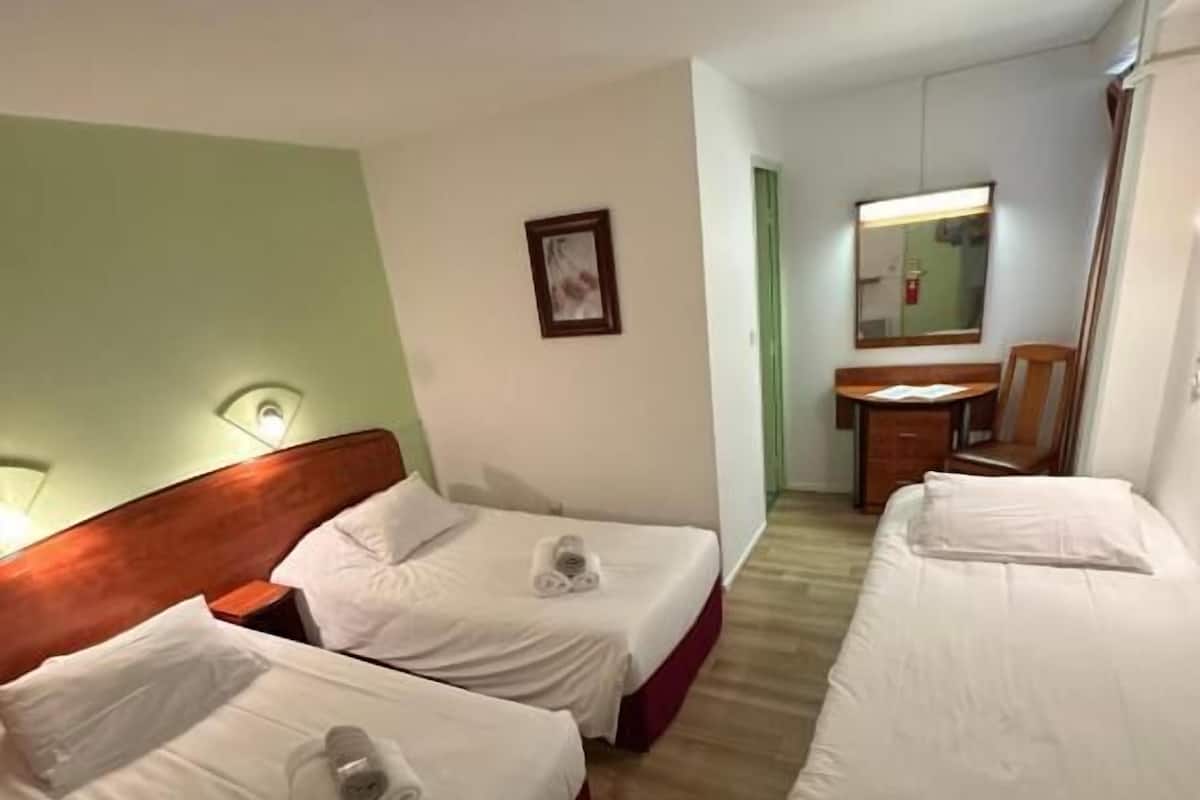 Familien-Dreibettzimmer | Schreibtisch, Verdunkelungsvorhänge, Bügeleisen/Bügelbrett