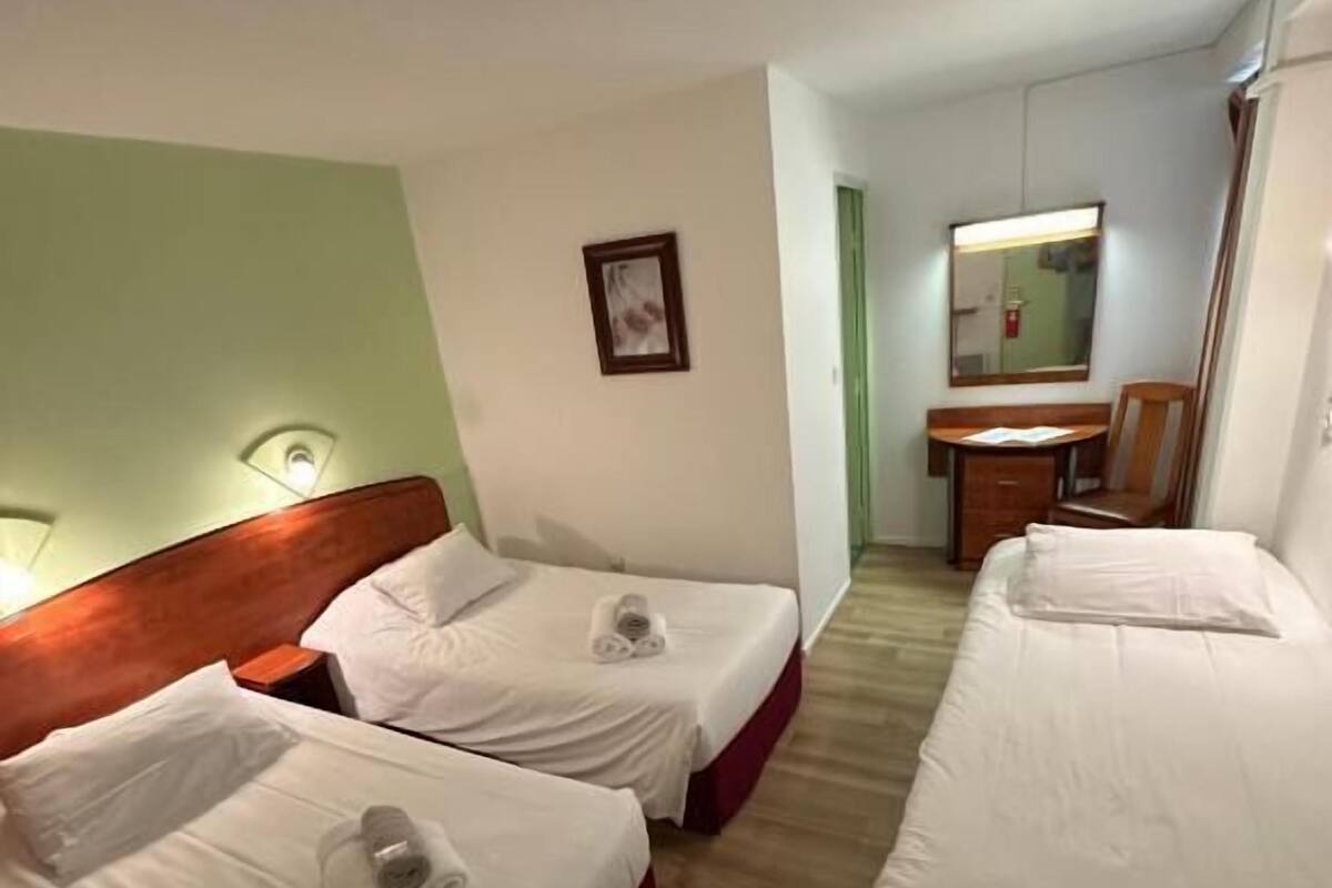 Familien-Dreibettzimmer | Schreibtisch, Verdunkelungsvorhänge, Bügeleisen/Bügelbrett