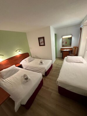 Family Triple Room | Desk, blackout curtains, iron/ironing board (on request), free WiFi - HAVANA (Sens)