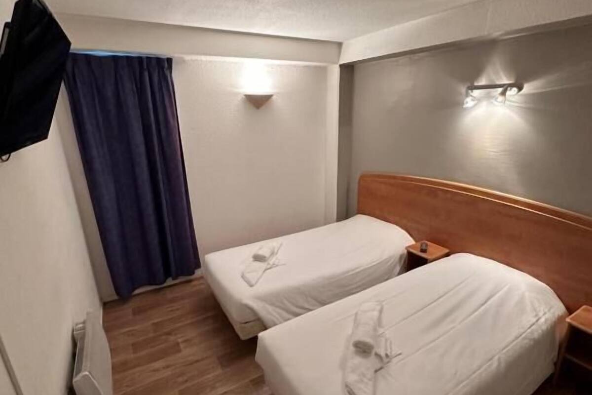Comfort-Vierbettzimmer | Schreibtisch, Verdunkelungsvorhänge, Bügeleisen/Bügelbrett