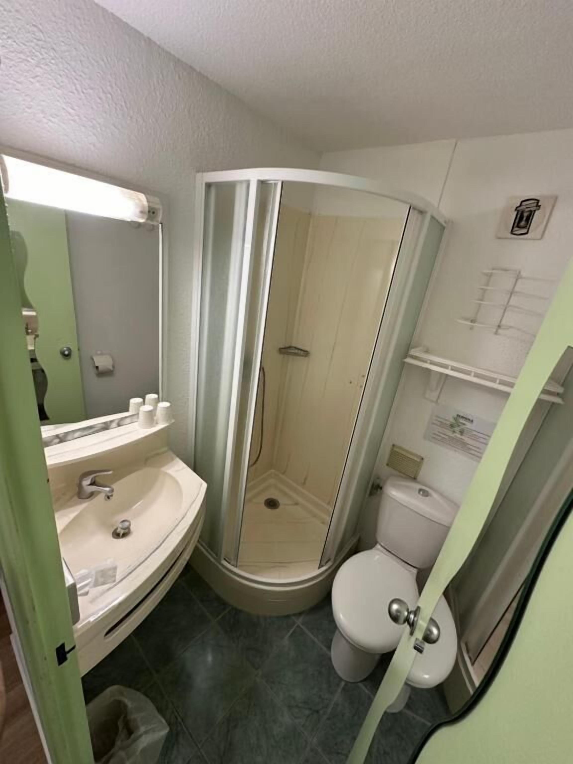 Suihku, ilmaiset hygieniatuotteet, hiustenkuivaaja, pyyhkeet