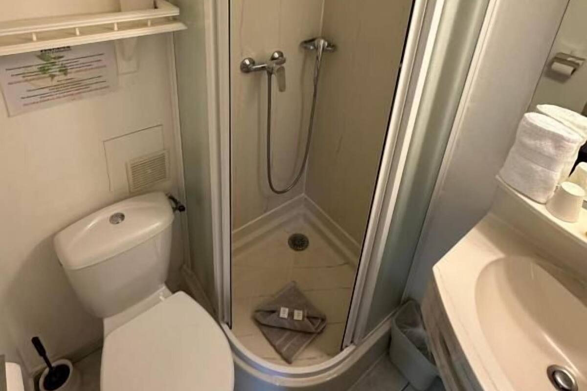 Dusche, kostenlose Toilettenartikel, Haartrockner, Handtücher