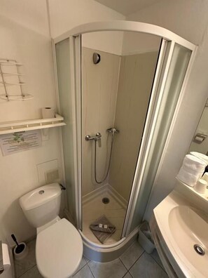 Shower, free toiletries, hair dryer, towels - HAVANA (Sens)