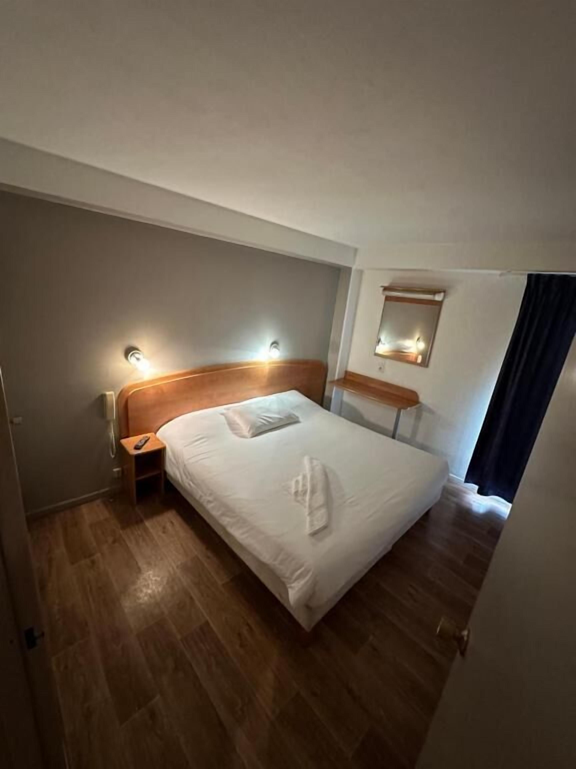 Habitación cuádruple Confort | Escritorio, cortinas opacas, tabla de planchar con plancha y wifi gratis