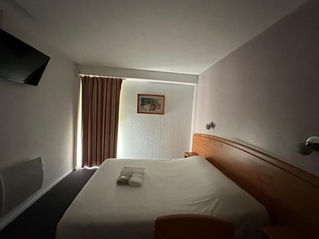 Kahden hengen perushuone | Työpöytä, pimennysverhot, silitysrauta/-lauta, ilmainen Wi-Fi