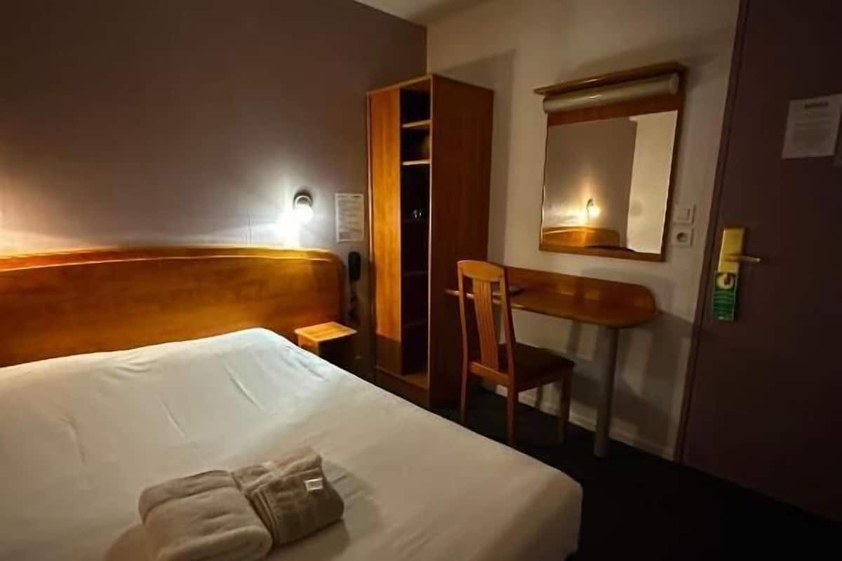 Chambre de base double | Bureau, rideaux d’obscurcissement, fer et planche à repasser