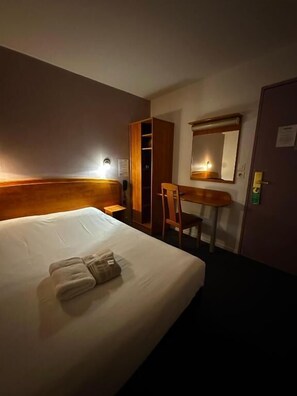 Basic Double Room | Desk, blackout curtains, iron/ironing board (on request), free WiFi - HAVANA (Sens)