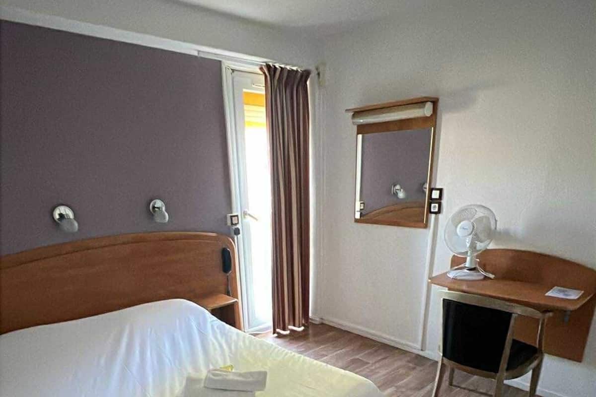 Chambre de base double, accessible aux personnes à mobilité réduite | Salle de bain | Douche, articles de toilette (gratuits), séchoir à cheveux