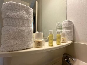 Dusche, kostenlose Toilettenartikel, Haartrockner, Handtücher
