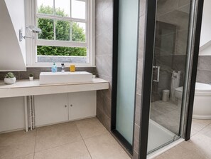 Haartrockner, Handtücher, Seife, Shampoo